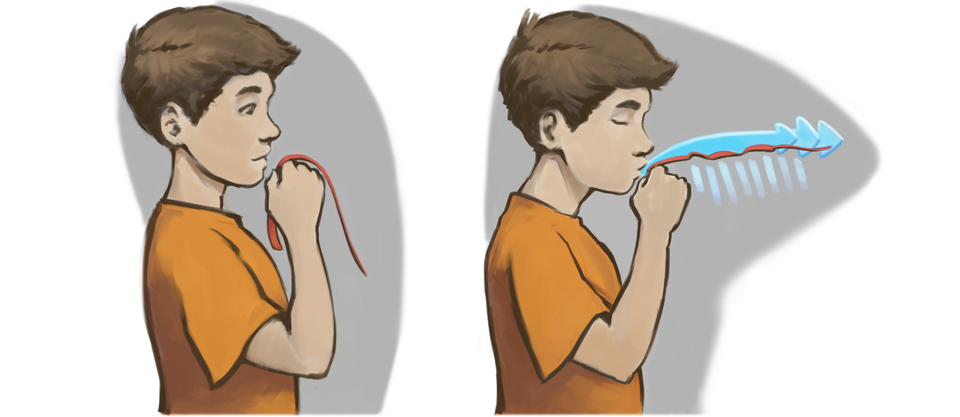 Ein Junge pustet ganz fest über eine Papierstreifen, den er zwischen Daumen und Zeigefinger vor den Mund hält.
