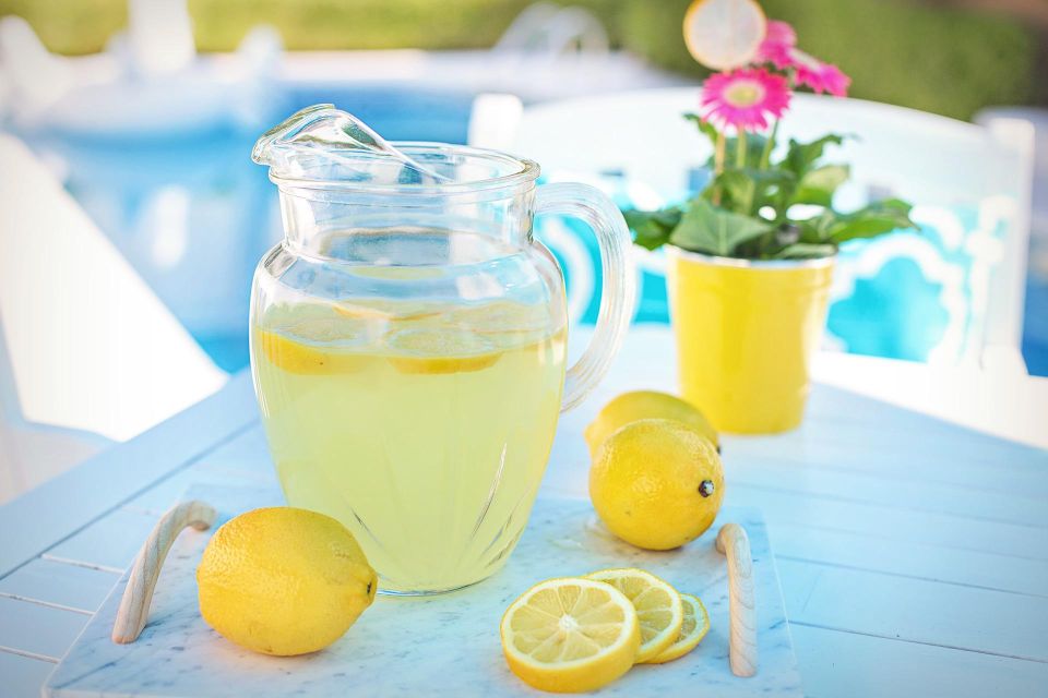 Frische Limonade mit Zitronen