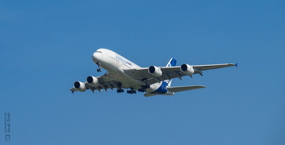 ein durch die Wolken fliegendes Flugzeug