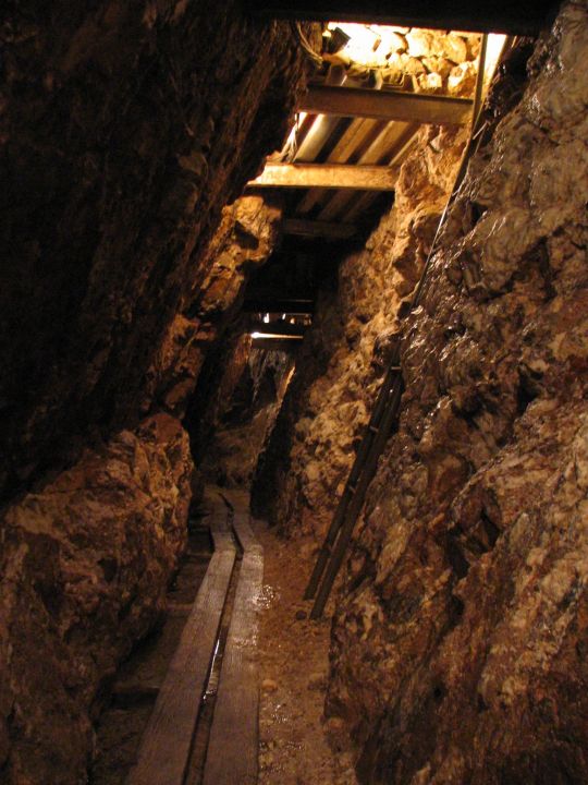 Untertagebau: mittelalterlicher Stollen in einem Silberbergwerk (im Suggental, Deutschland)