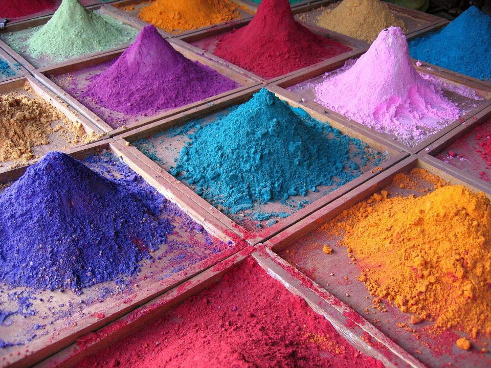 Pigmente auf einem Markt in Goa (Indien). 