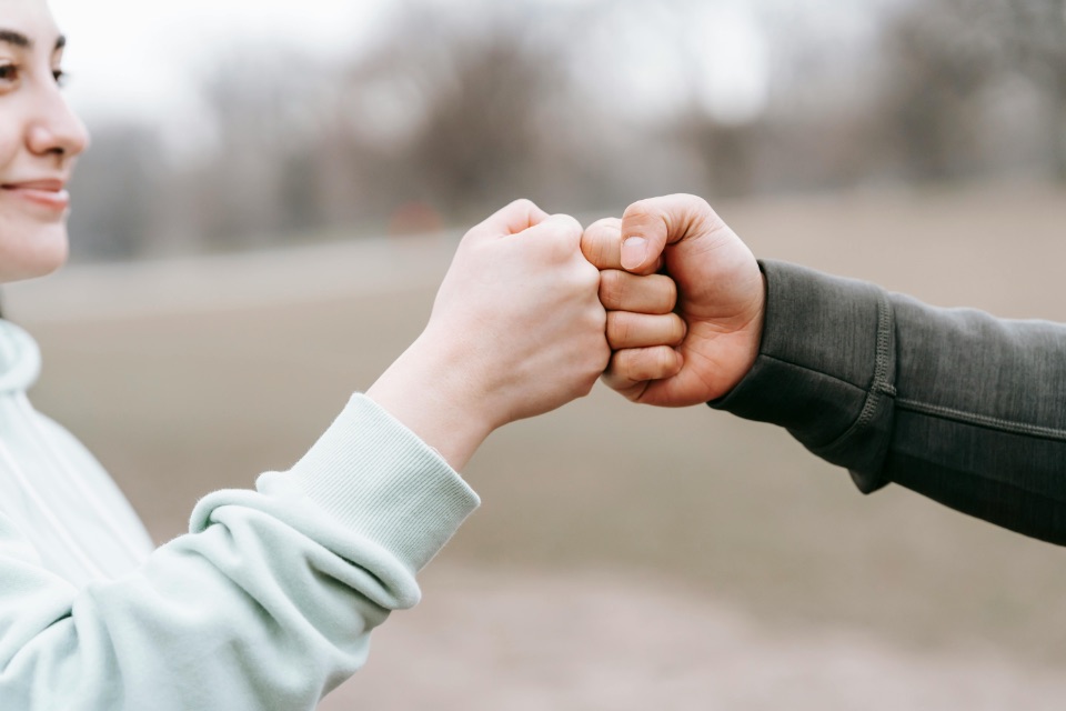 Bild eines Faustgrußes (Fist Bump).
