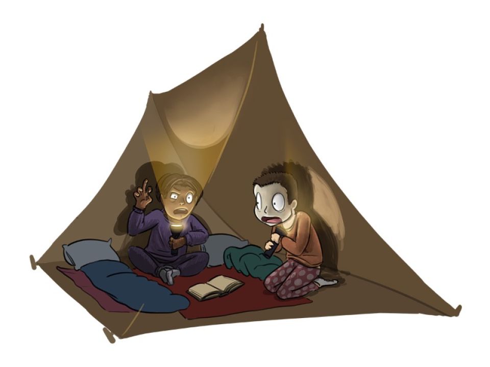 Man sieht ein Mädchen und einen Jungen im Zelt. Das Mädchen liest eine Gruselgeschichte aus einem Buch vor und nutzt die Taschenlampe, um möglichst viel Spannung aufzubauen.