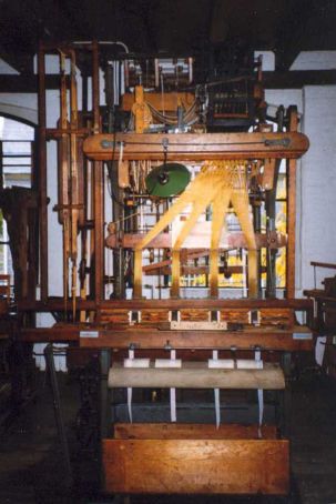Man sieht die Lochkartensteuerung einer Jaquard-Maschine im Historischen Zentrum Wuppertal. 