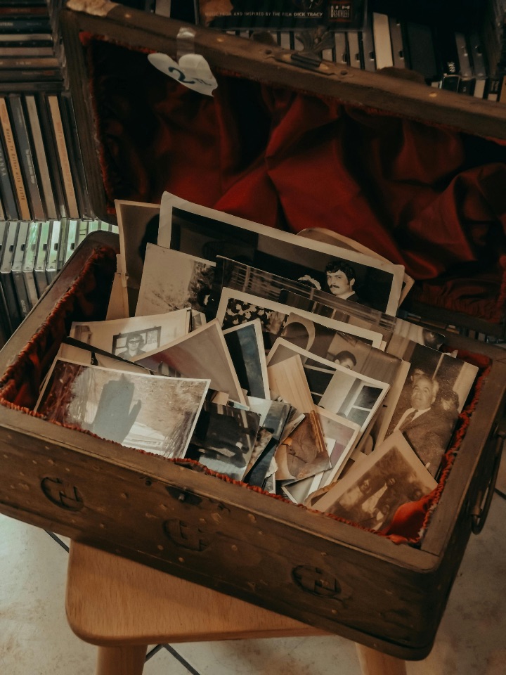 Foto einer Kiste mit Erinnerungsfotos