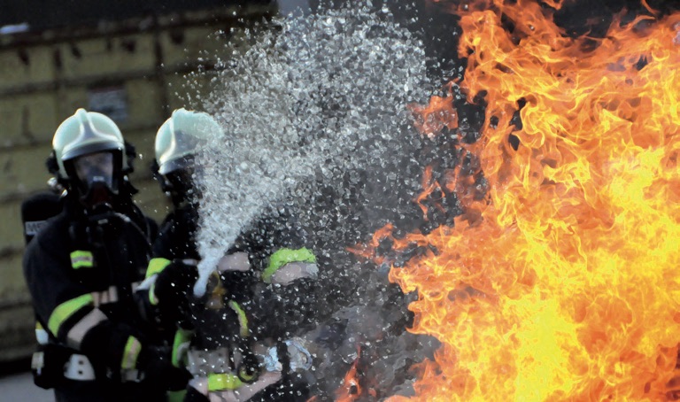 Brandbekämpfung mit Strahlrohr und Löschwasser