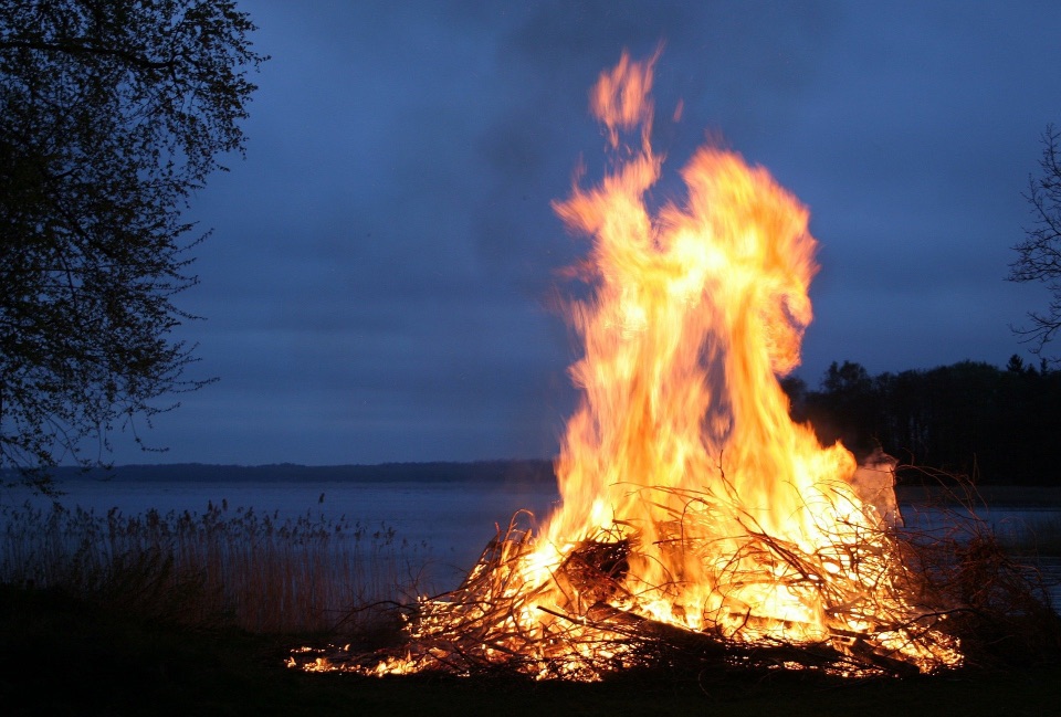 Großes Lagerfeuer vor einem See