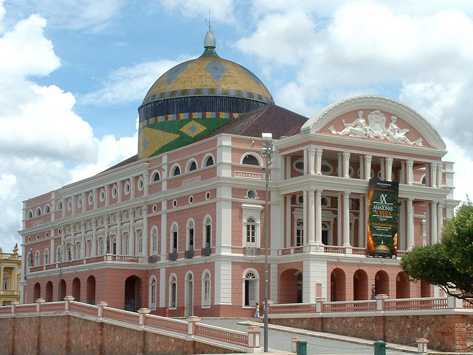 Opernhaus in Manaus mit prunkvoller Kuppel, auch genannt das Teatro Amazonas, mit pastelrosanen Fassaden, mitunter bekannt aus dem Film Fitzcarraldo von Werner Herzog.