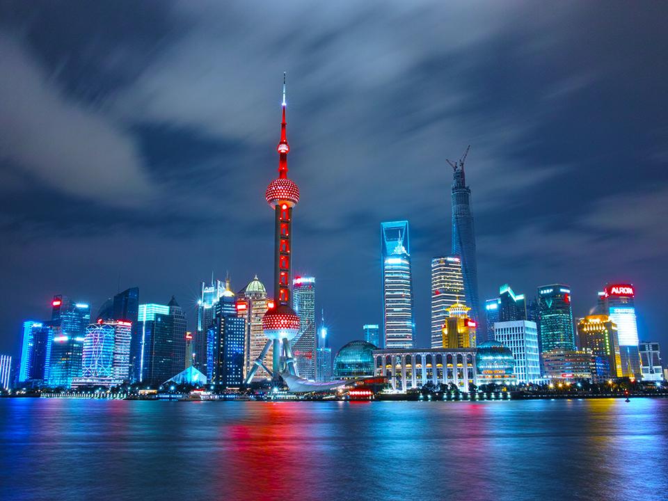 Ein Hafen in China bei Nacht mit vieln Lichtern