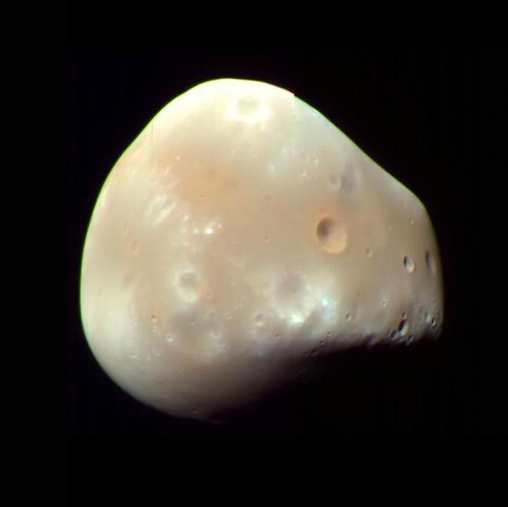 Ein eingefärbtes Bild des Mars-Mondes Deimos