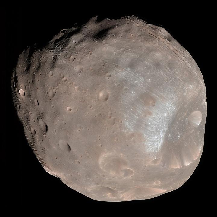 Ein eingefärbtes Bild des Mars-Mondes Phobos