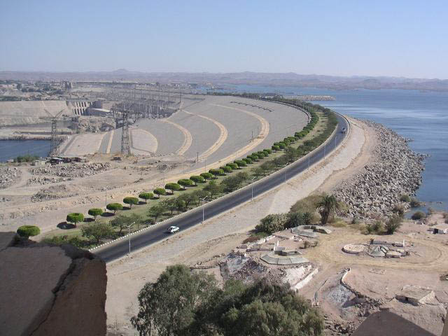 Ein Foto der Staumauer des Assuan Staudamms
