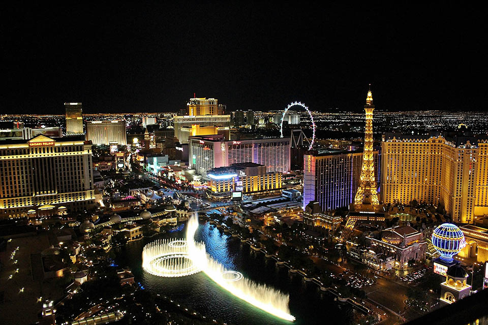 Bild vom beleuchteten Las Vegas im Bundesstaat Nevada bei Nacht, mit dem Casinoviertel im Zentrum.