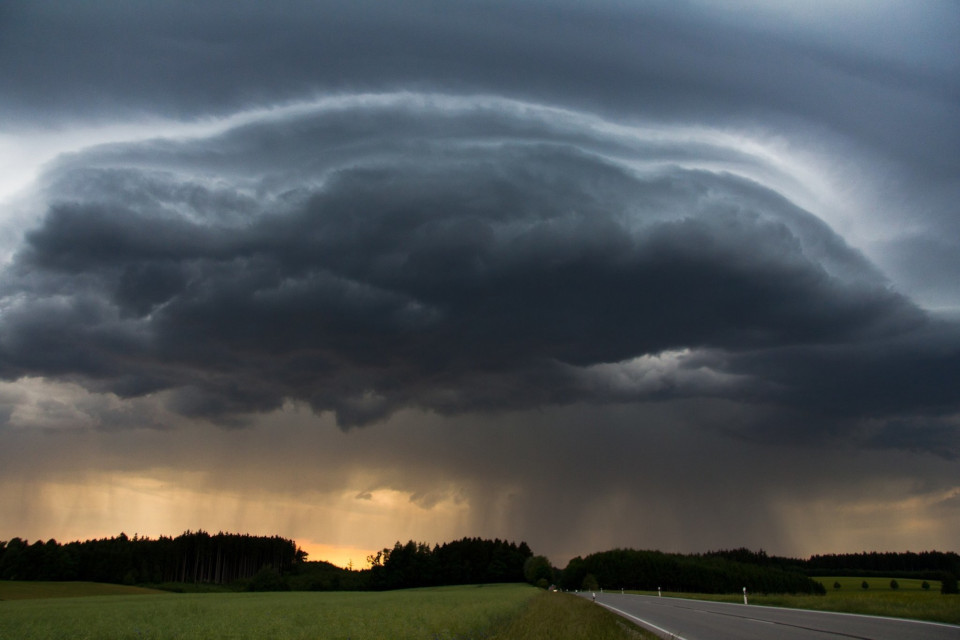 Ein Foto einer großen Gewitterwolke mit ausfallendem Regen