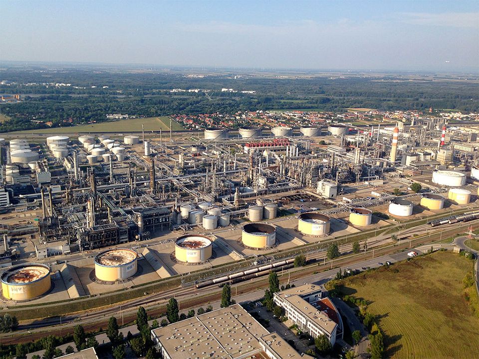 Eine Luftaufnahmen der OMV Raffinerie in Schwechat