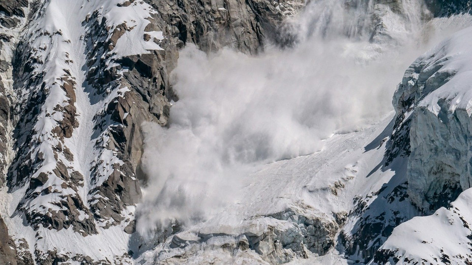 Eine Lawine rast einen Berghang hinunter, Mont Blanc, Frankreich