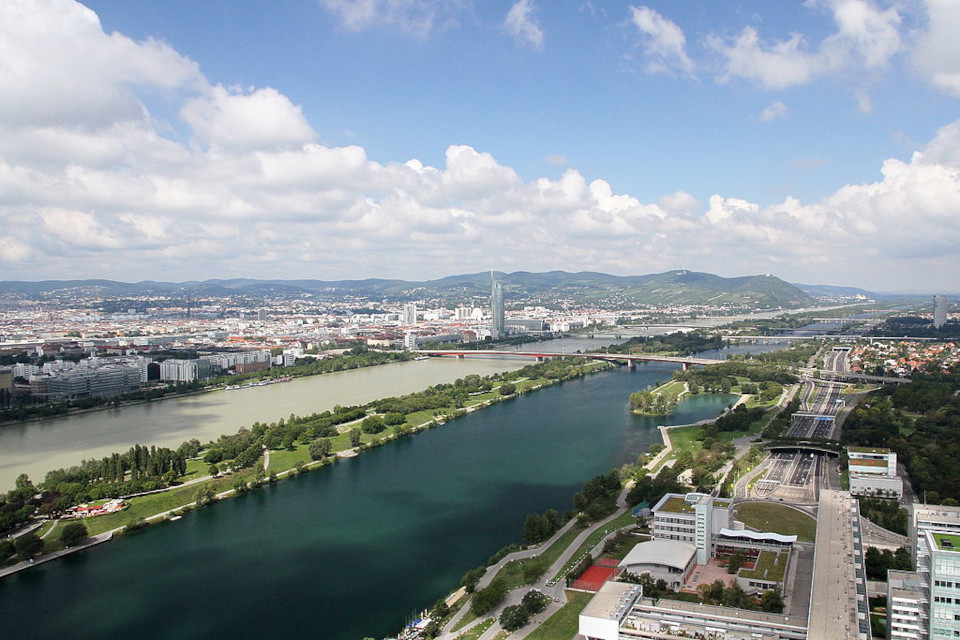 Blick vom DC Tower über Wien in Richtung Nordwest. Von Links nach Rechts: Donau, Donauinsel, Neue Donau und die Donauufer Autobahn im Bereich zwischen Kaisermühlen und Floridsdorf. Im Bildzentrum der Millennium Tower und davor die Brigittenauer Brücke