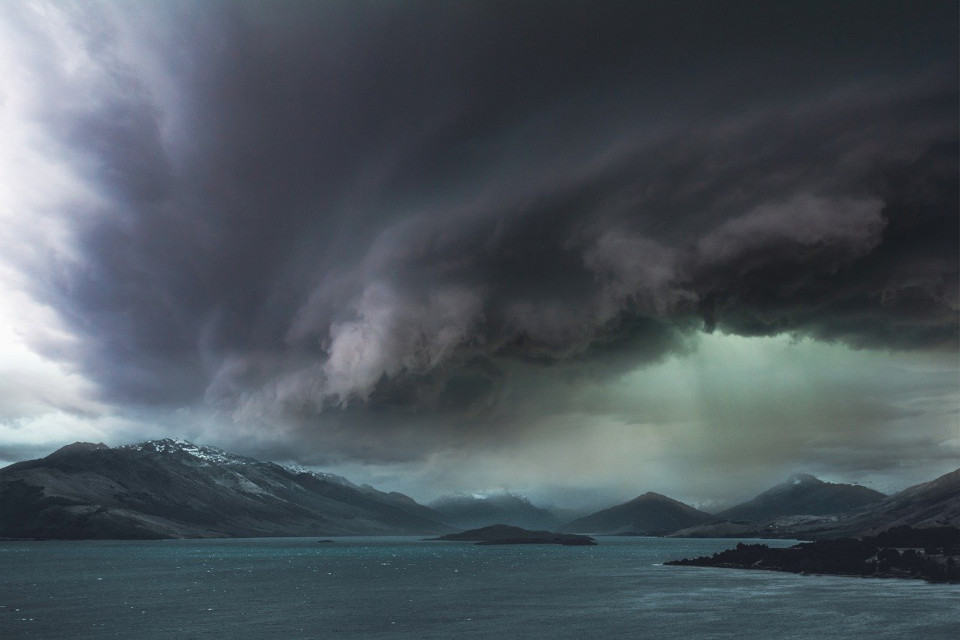 Eine Sturmfront wandert über Wasser