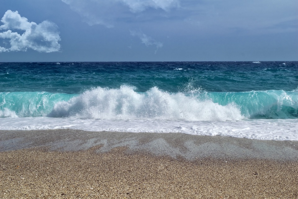 Eine Meereswelle am Strand