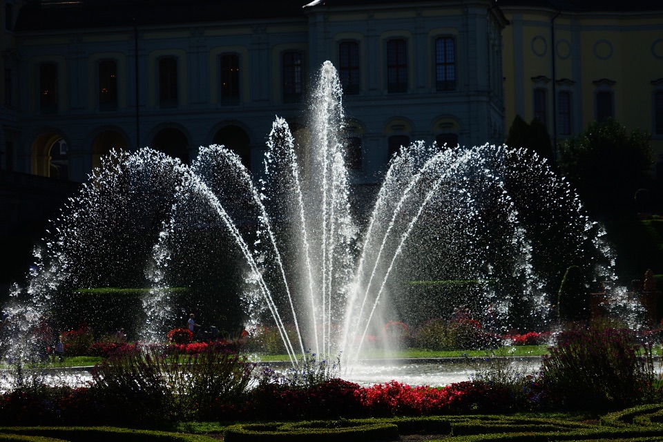 Beleuchteter Springbrunnen, der mehrere Wasserstrahlen ausstößt