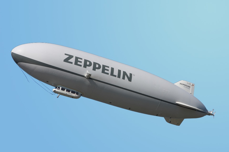 Ein Zeppelin ist ein Luftschiff, dess Hülle mit einem leichten Gas gefüllt ist.